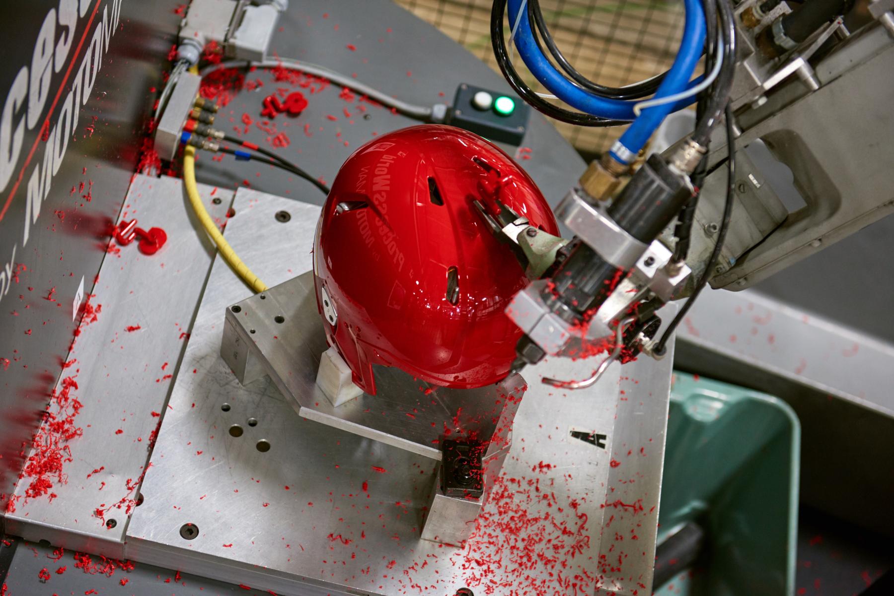 Machine manufacturing a helmet